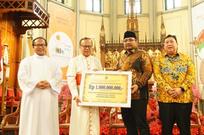 Menag Serahkan Bantuan Rp1 Miliar untuk Gereja Katedral